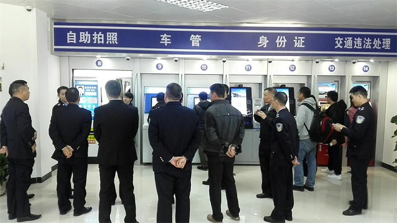 中山市領(lǐng)導(dǎo)一行視察華視電子多功能警務(wù)一體機